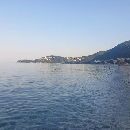 Makis & Lejlighed Poros (Kefalonia)